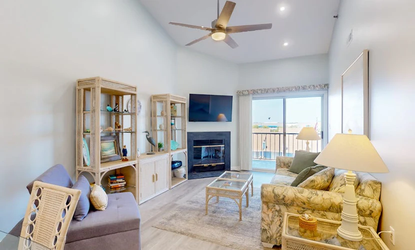 Desirable, top floor-North Ocean City condo w/pool & fully stocked kitchen