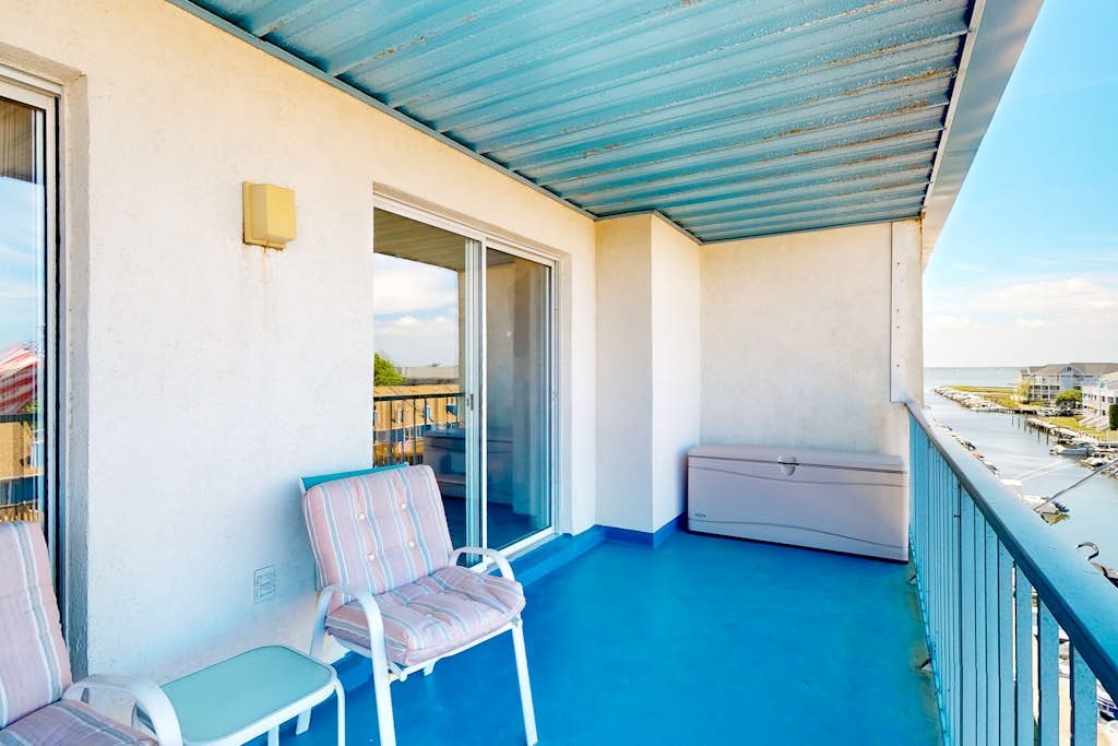 Desirable, top floor-North Ocean City condo w/pool & fully stocked kitchen