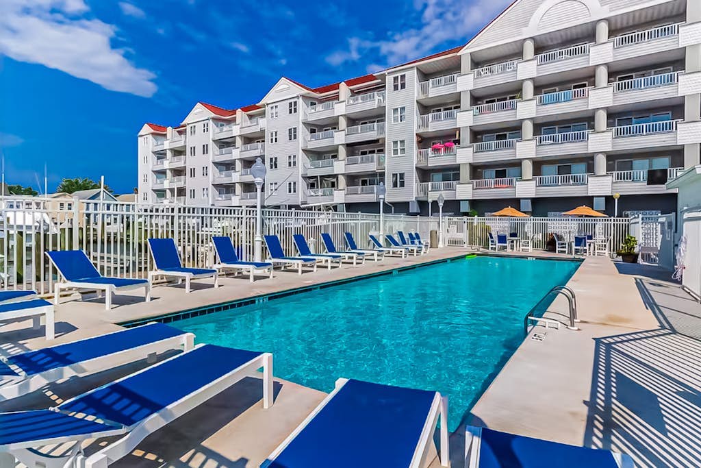 Wave view condo with balcony, pool, smart TVs, elevator access, W/D, & AC