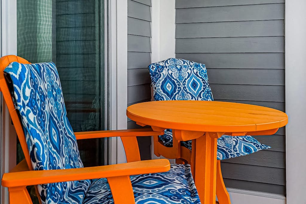 Wave view condo with balcony, pool, smart TVs, elevator access, W/D, & AC