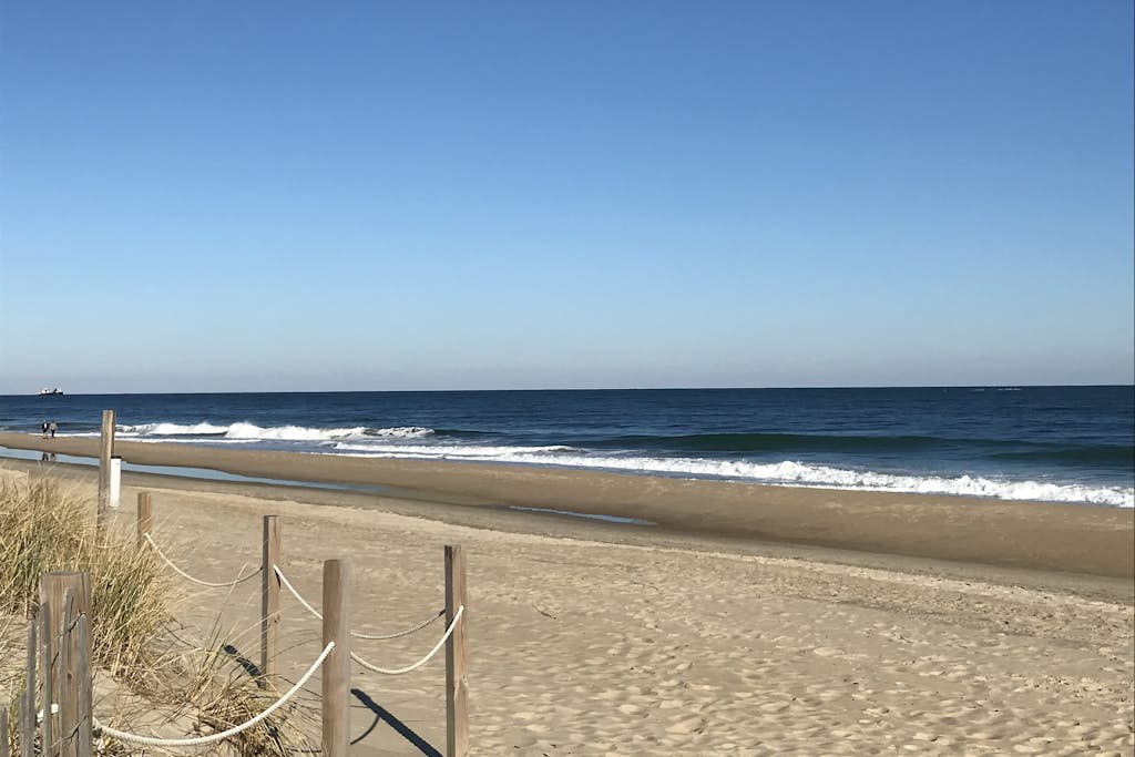 16th-floor ocean-view condo with game room, in/outdoor pools, tennis, saunas, AC