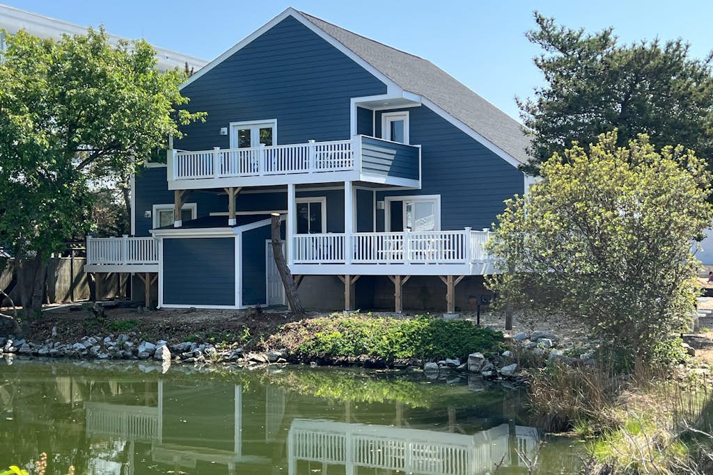 Waterfront apartment w/ a furnished deck & free WiFi - walk to the beach