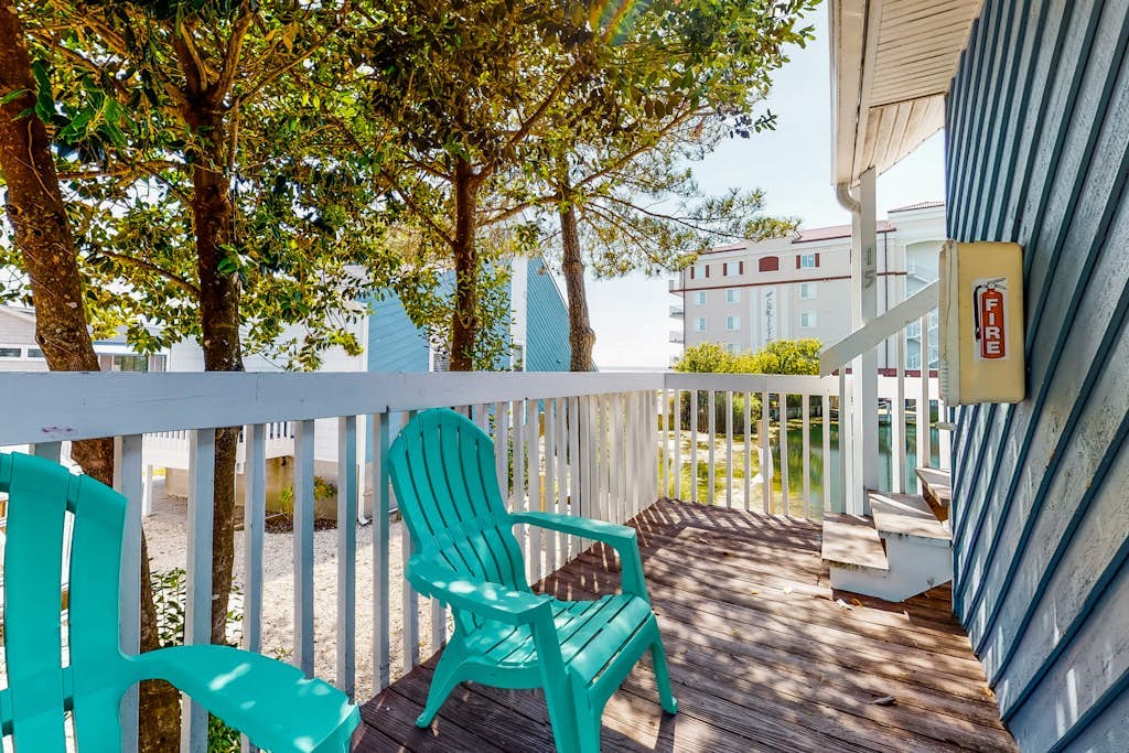Waterfront apartment w/ a furnished deck & free WiFi - walk to the beach