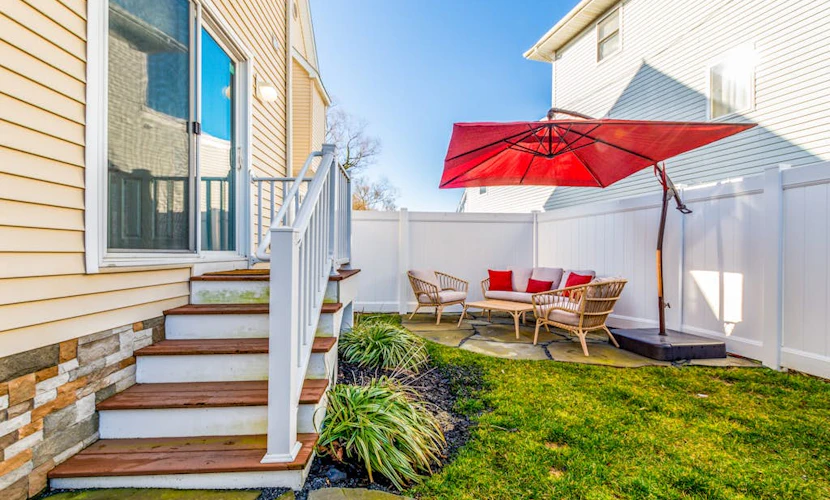 Sunset Drive townhouse with WiFi, private W/D & central AC - dog-friendly