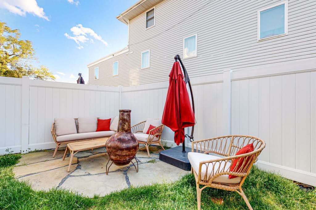 Sunset Drive townhouse with WiFi, private W/D & central AC - dog-friendly