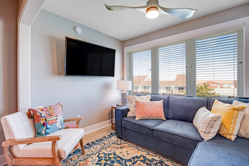Third-Floor condo with bay views, WiFi, partial A/C, and private W/D