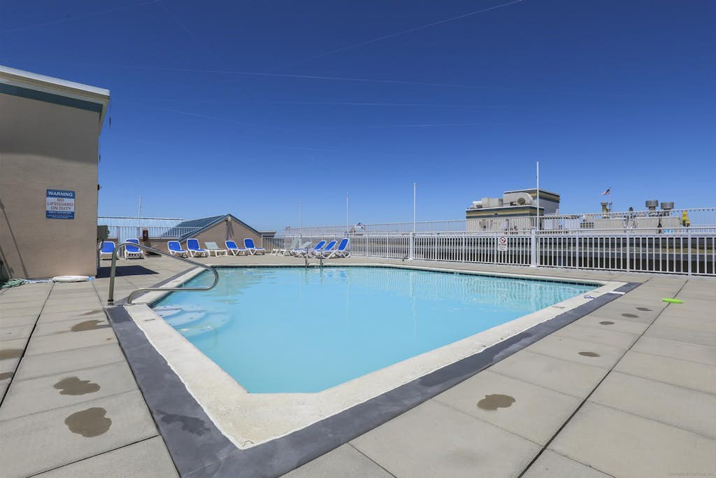 Midtown Condo with Balcony, Gas Fireplace, Washer/Dryer, WiFi & Shared Pool