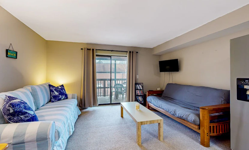 Updated condo with seasonal pool, 2 blocks to the beach & Northside Park