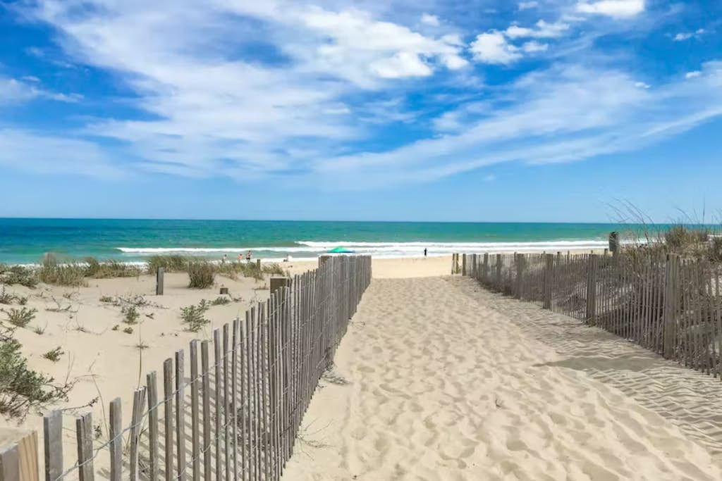 Updated condo with seasonal pool, 2 blocks to the beach & Northside Park