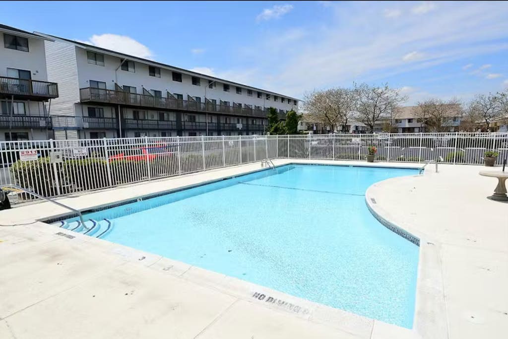Updated condo with seasonal pool, 2 blocks to the beach & Northside Park