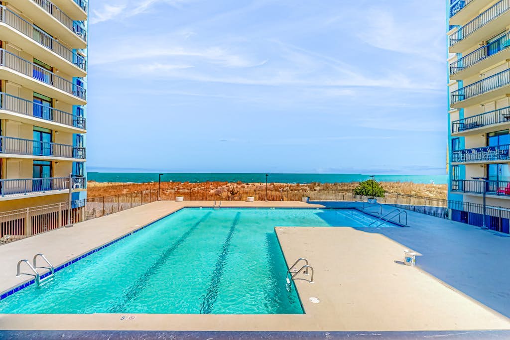 Oceanfront condo with beach access, heated pool, fitness room & tennis courts