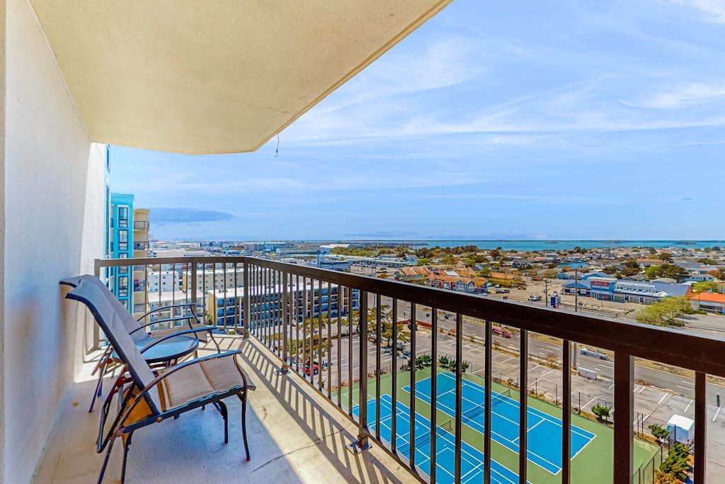 Oceanfront condo with beach access, heated pool, fitness room & tennis courts