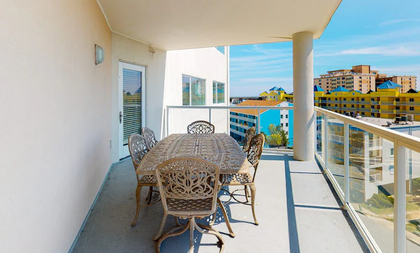 Meridian Condo w/ Ocean View, WiFi, AC, W/D, Shared Pool/Gym - Steps to Beach
