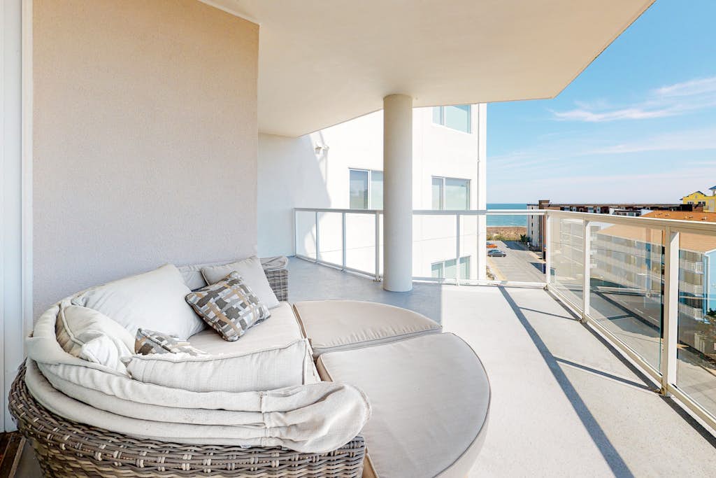 Meridian Condo w/ Ocean View, WiFi, AC, W/D, Shared Pool/Gym - Steps to Beach