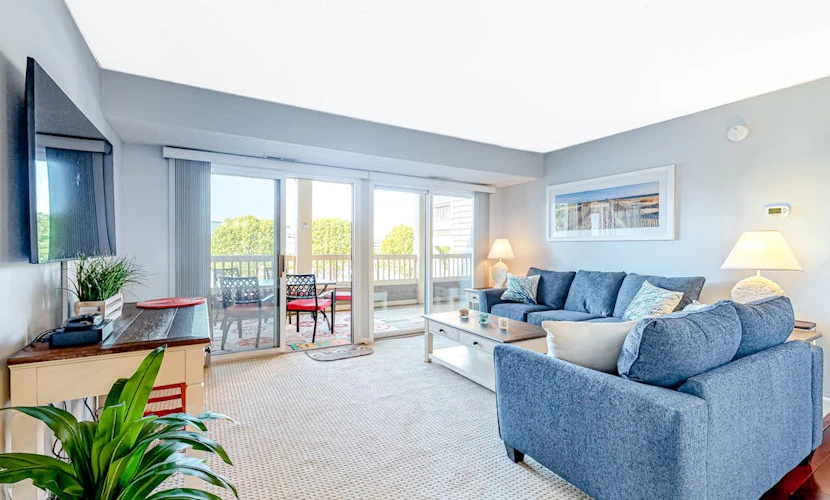 Wonderful coastal escape with pools, deck & central AC - near shops & dining
