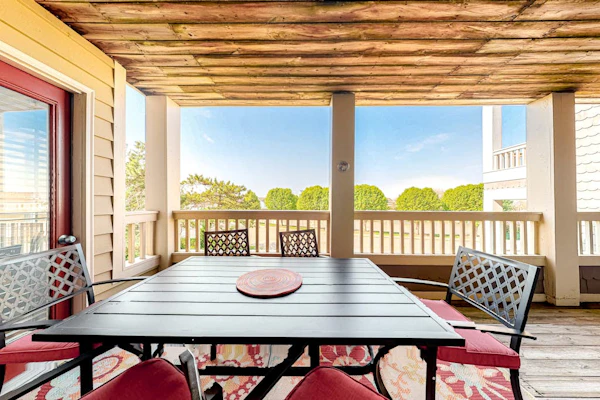 Wonderful coastal escape with pools, deck & central AC - near shops & dining