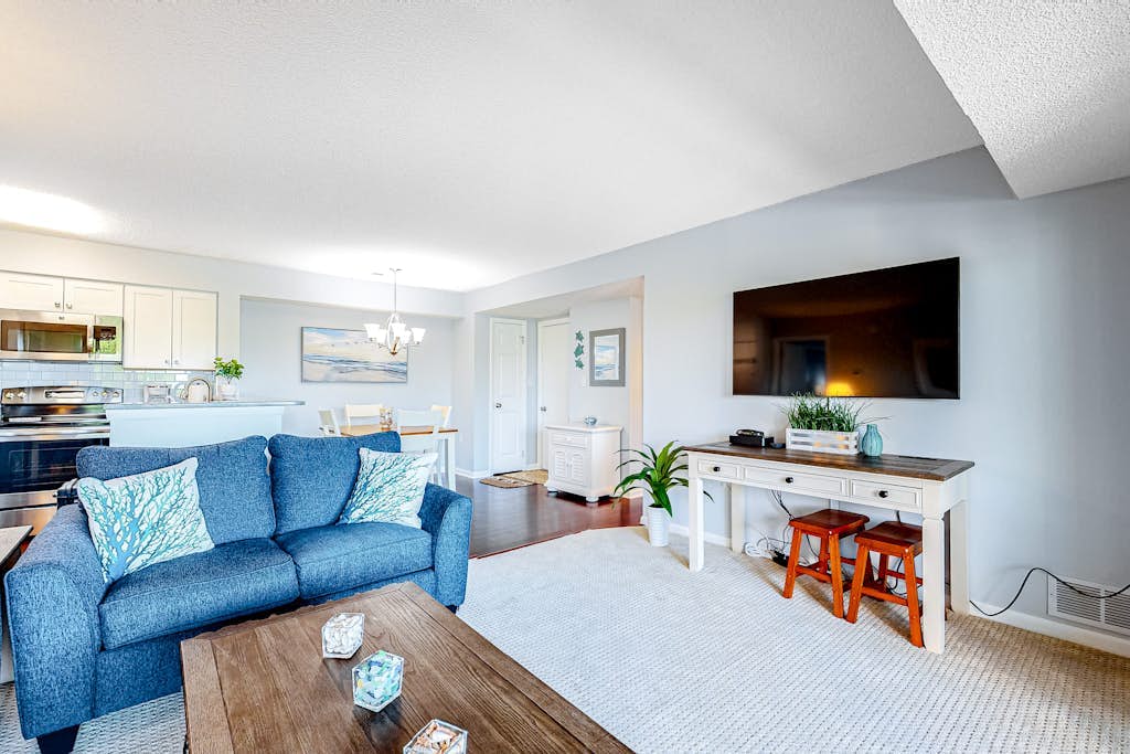 Wonderful coastal escape with pools, deck & central AC - near shops & dining