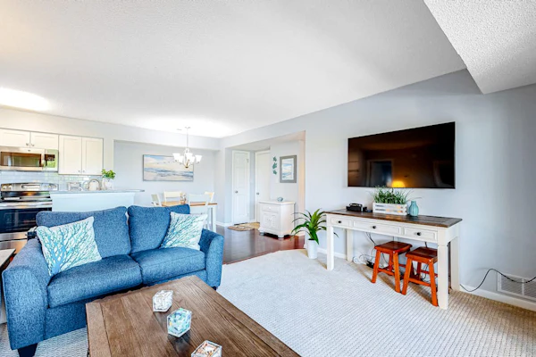 Wonderful coastal escape with pools, deck & central AC - near shops & dining