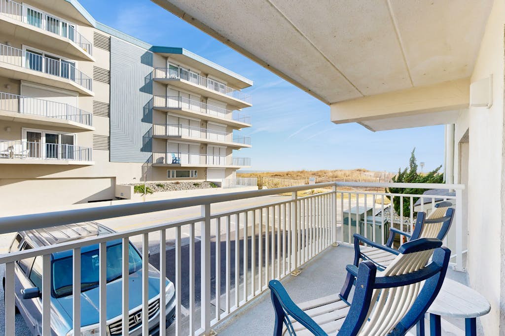 Bright Beach Home Near the Boardwalk W/ Beach Access, Free WiFi & Balcony