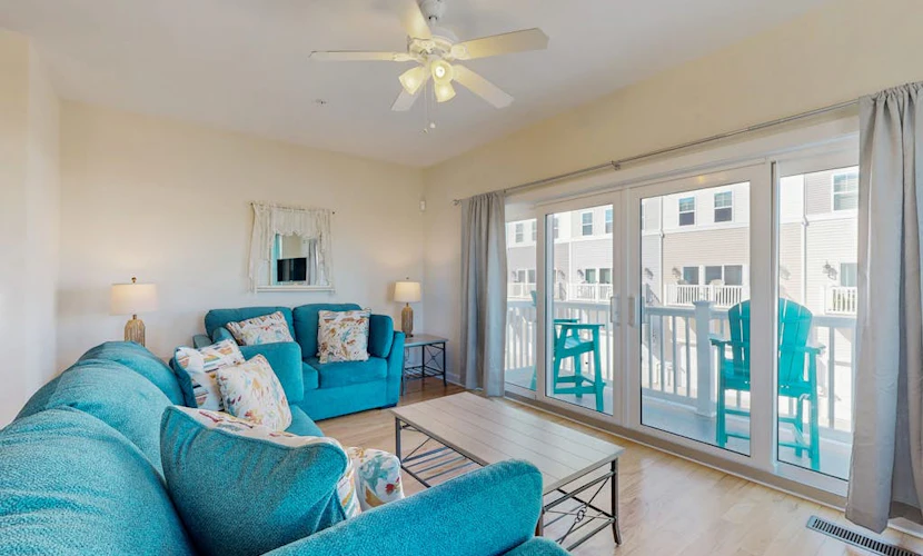 Charming townhouse with shared pool & stunning bay views