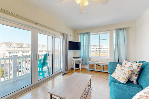 Charming townhouse with shared pool & stunning bay views