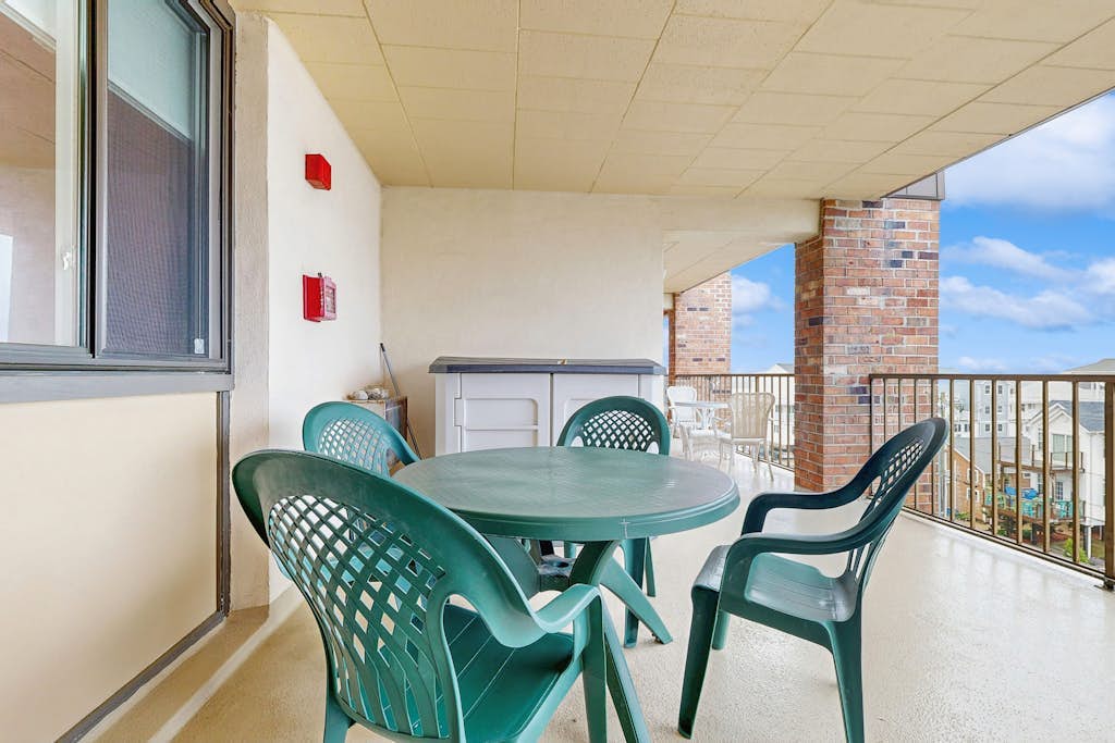 Fifth-floor condo with ocean view balcony - walk to beach, dining & shopping