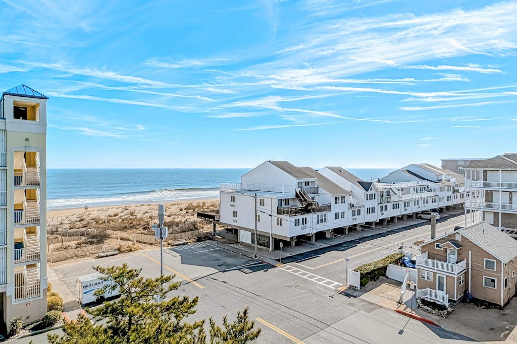 Fifth-floor condo with ocean view balcony - walk to beach, dining & shopping