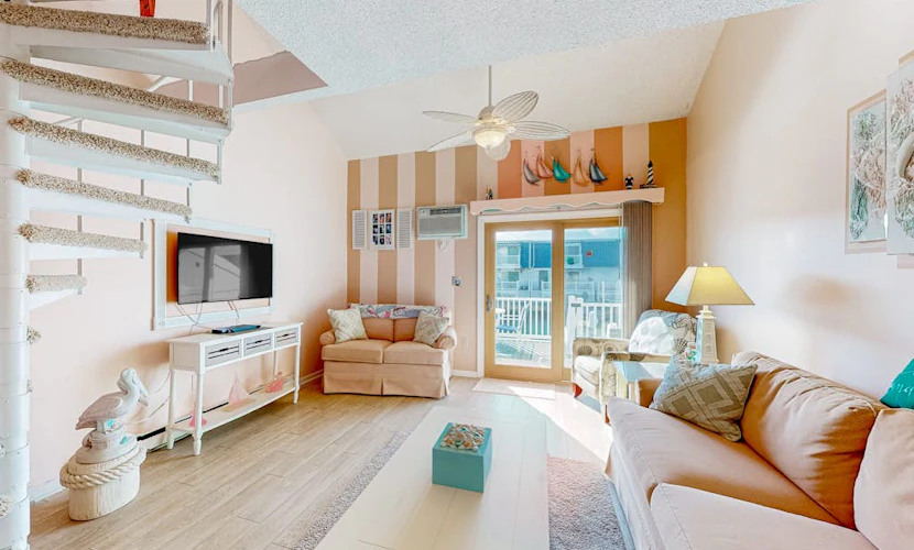 Waterfront townhome with pool - walk to the beach, boardwalk & Jolly Roger