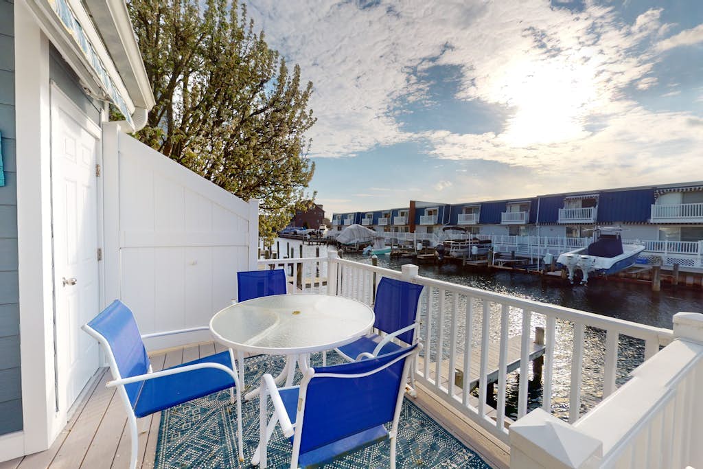 Waterfront townhome with pool - walk to the beach, boardwalk & Jolly Roger