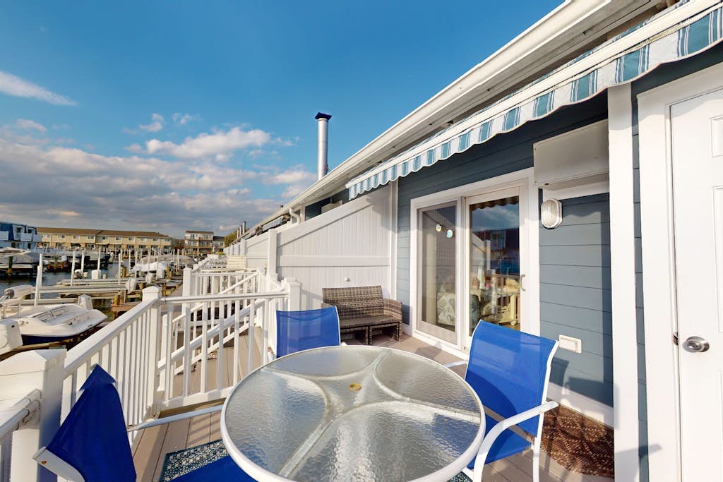 Waterfront townhome with pool - walk to the beach, boardwalk & Jolly Roger