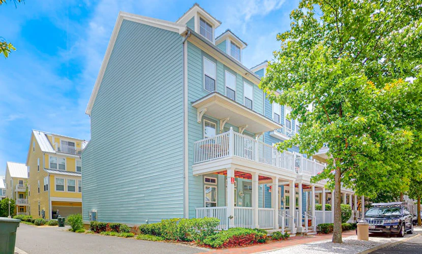 Roomy townhome near Bay with shared pool, AC, & washer/dryer