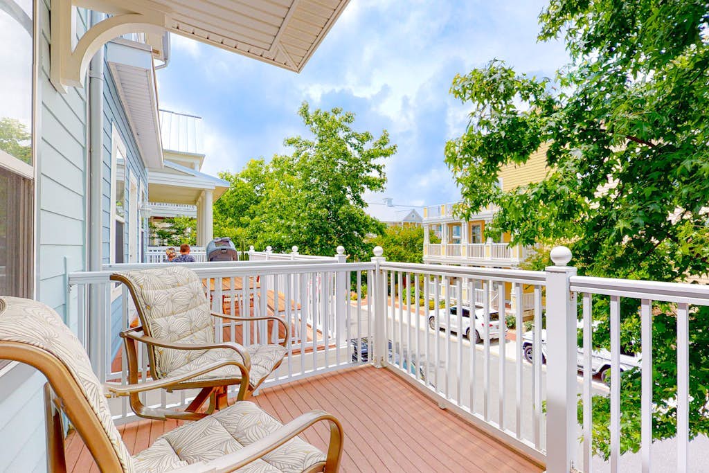 Roomy townhome near Bay with shared pool, AC, & washer/dryer