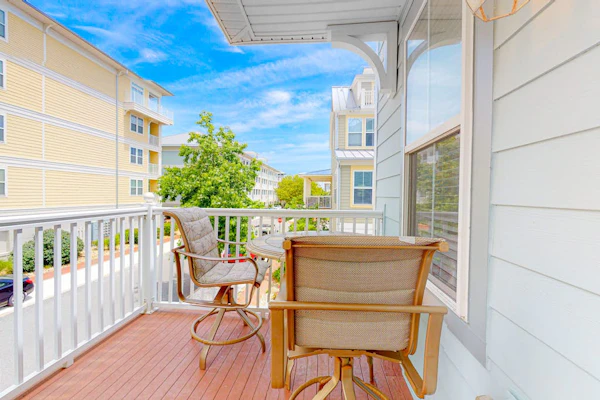 Roomy townhome near Bay with shared pool, AC, & washer/dryer