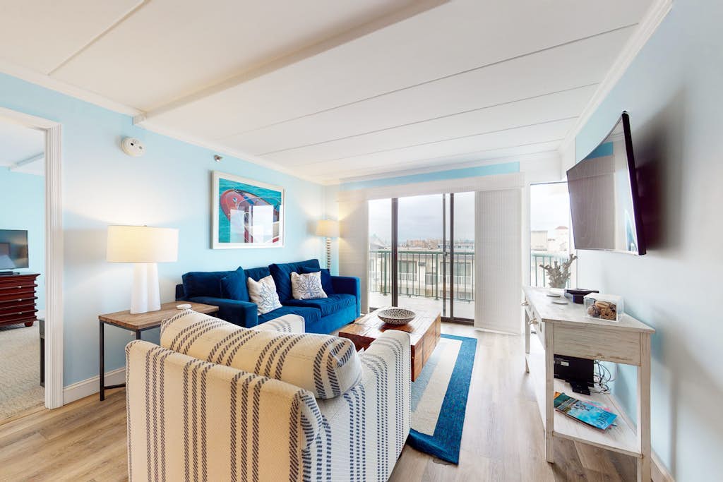 Beachfront Condo w/Free WiFi, AC, Private Washer/Dryer, Shared Pool, Water Views