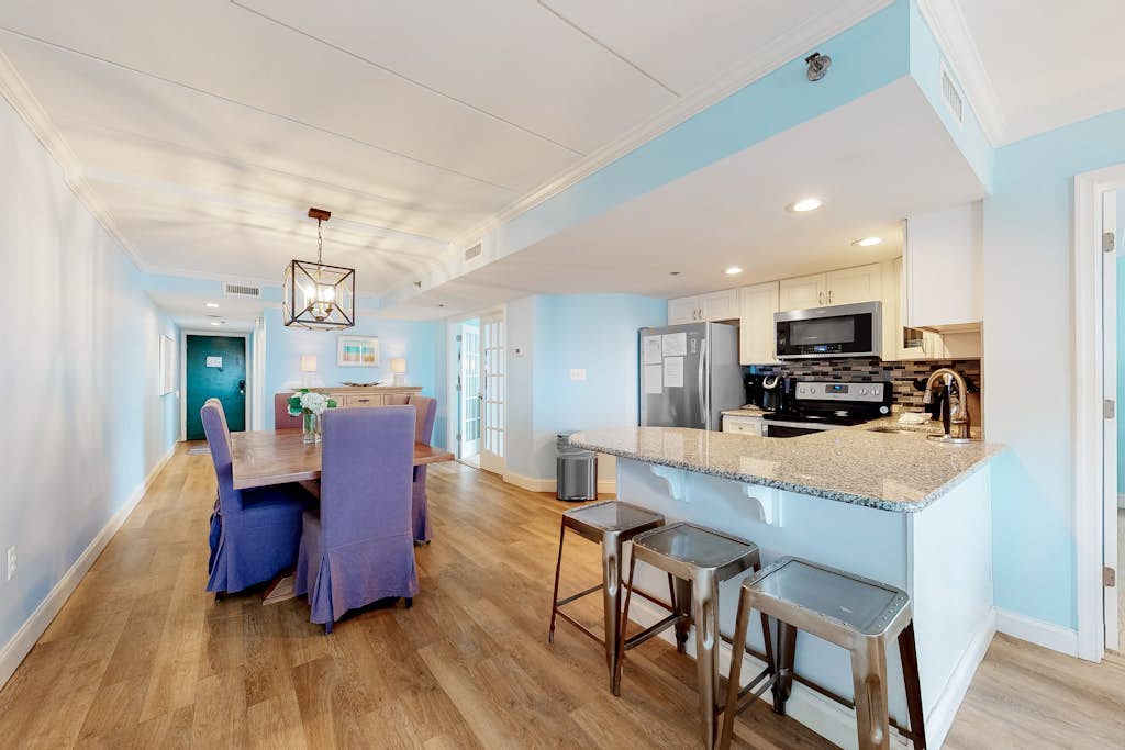 Beachfront Condo w/Free WiFi, AC, Private Washer/Dryer, Shared Pool, Water Views