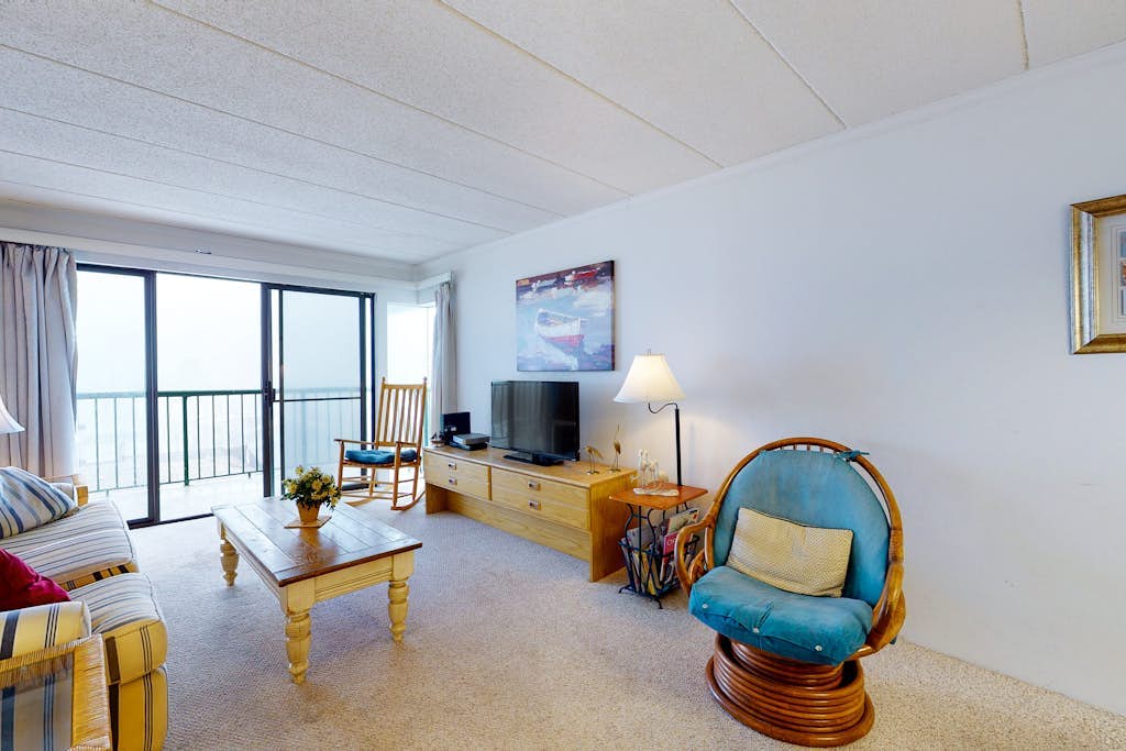 Ocean View Condo with Balcony, WiFi, W/D, Central AC & Shared Outdoor Pool