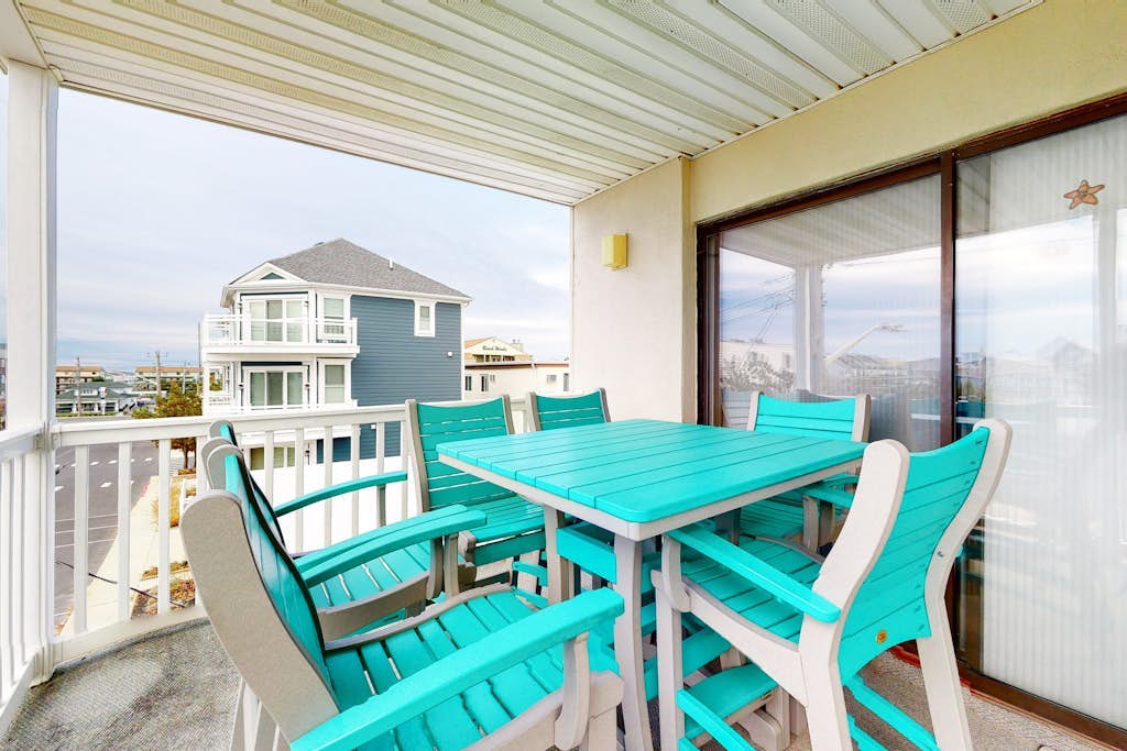 Ocean Block Condo w/ Balcony, Ocean View, Central AC & Washer/Dryer