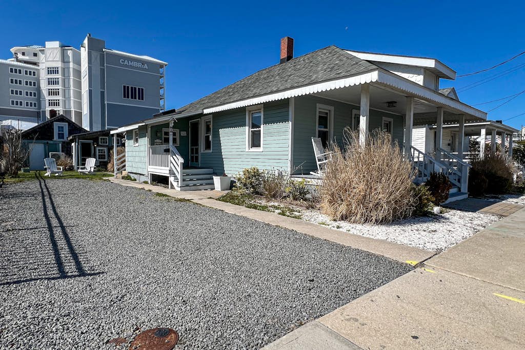 Charming cottage near beach/boardwalk with modern amenities, AC, WiFi