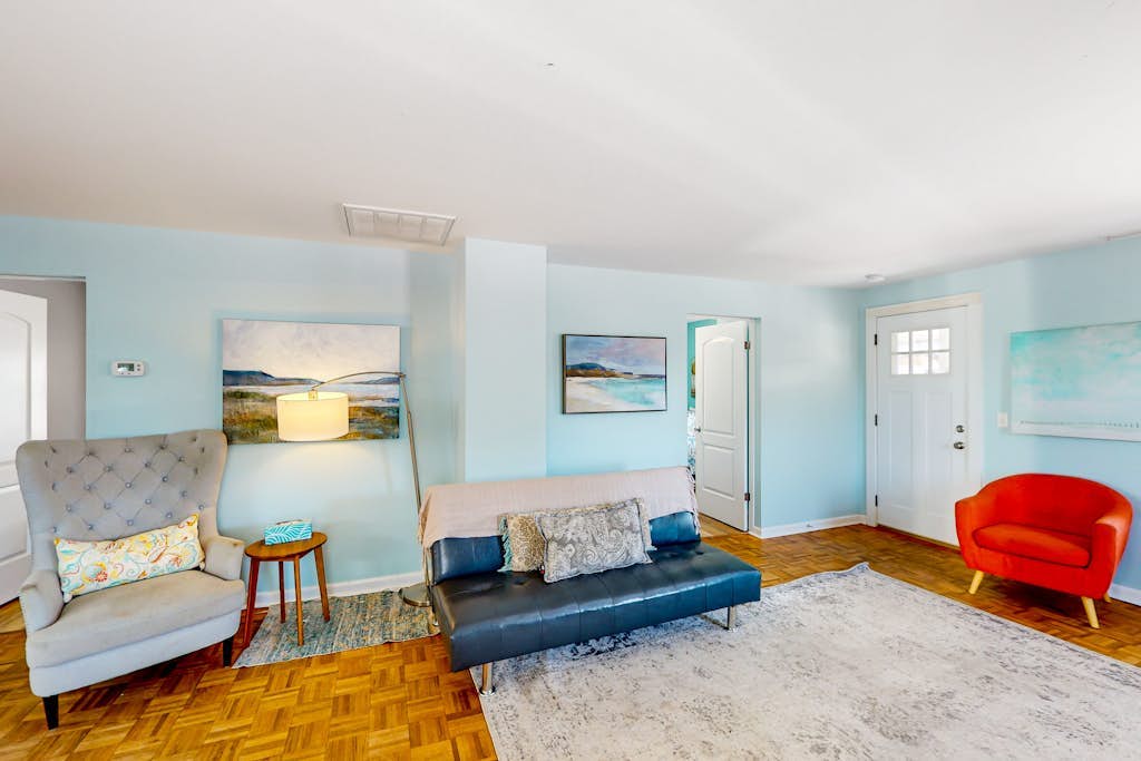 Charming cottage near beach/boardwalk with modern amenities, AC, WiFi