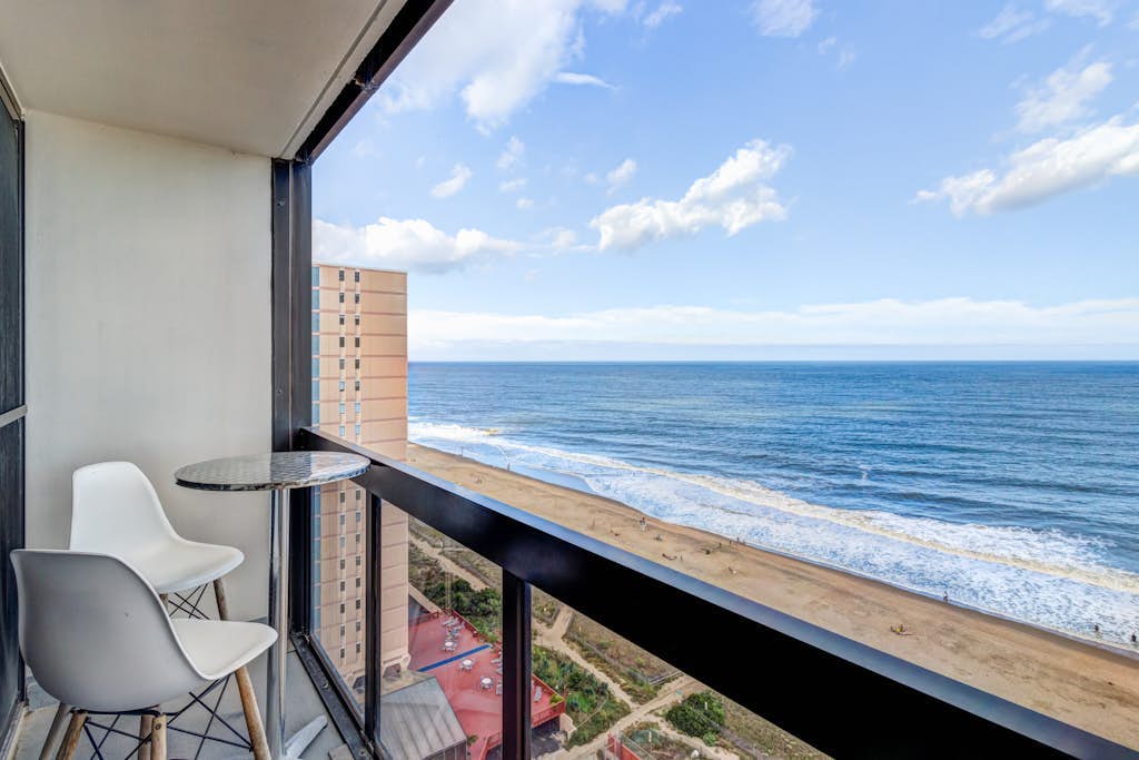 15th-floor oceanfront condo with pool, central AC & beach access