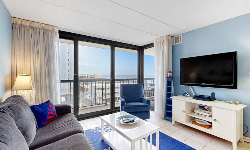 Great beach condo in Prime Location with balcony, W/D, pools & Gym