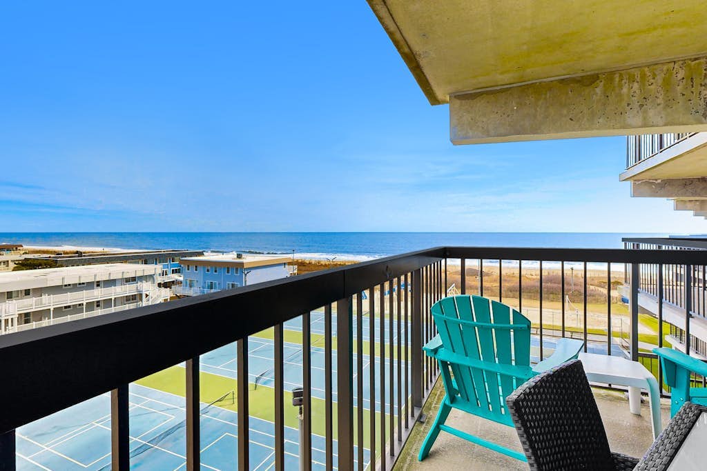 Great beach condo in Prime Location with balcony, W/D, pools & Gym