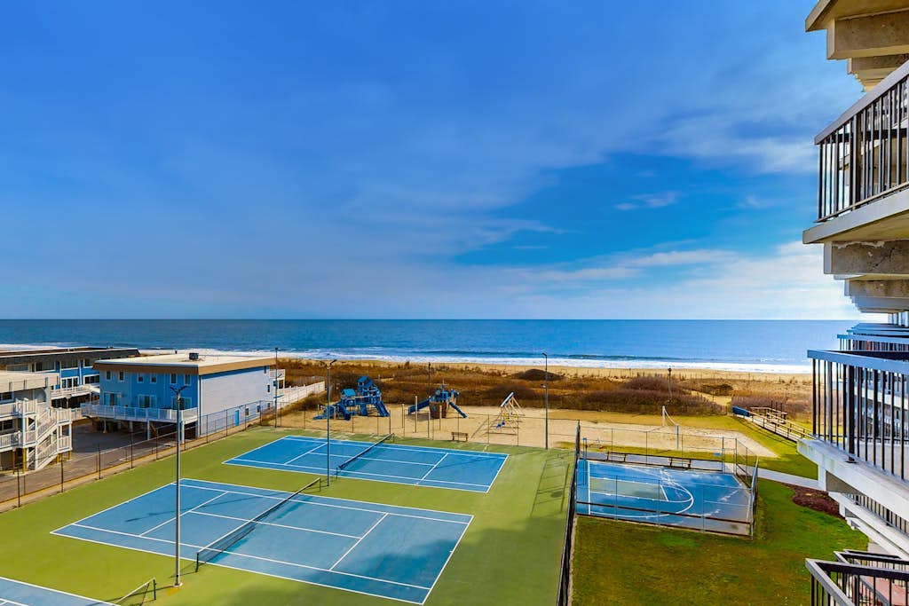 Great beach condo in Prime Location with balcony, W/D, pools & Gym