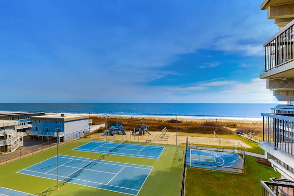 Great beach condo in Prime Location with balcony, W/D, pools & Gym