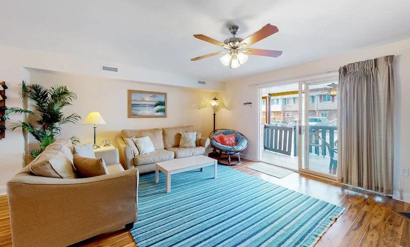 Condo with AC, washer/dryer & pool - walk to the beach/Northside Park