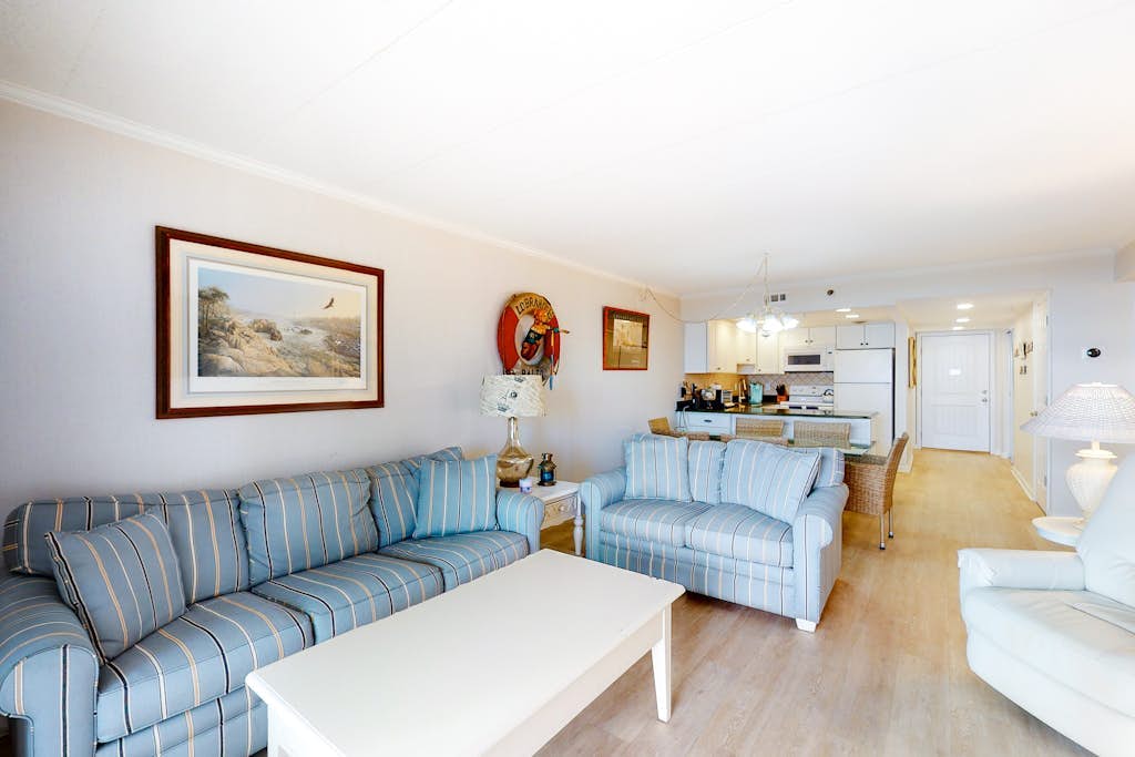 Excellent beachfront condo w/private covered balcony, W/D, shared outdoor pool