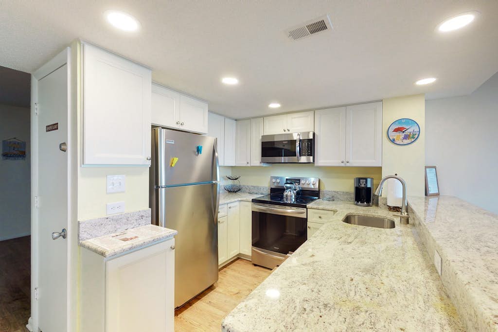 Convenient condo near the beach with balcony, pools, gym & sauna