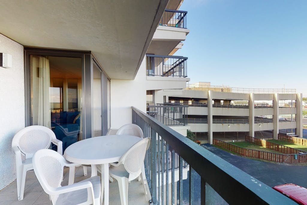 Convenient condo near the beach with balcony, pools, gym & sauna