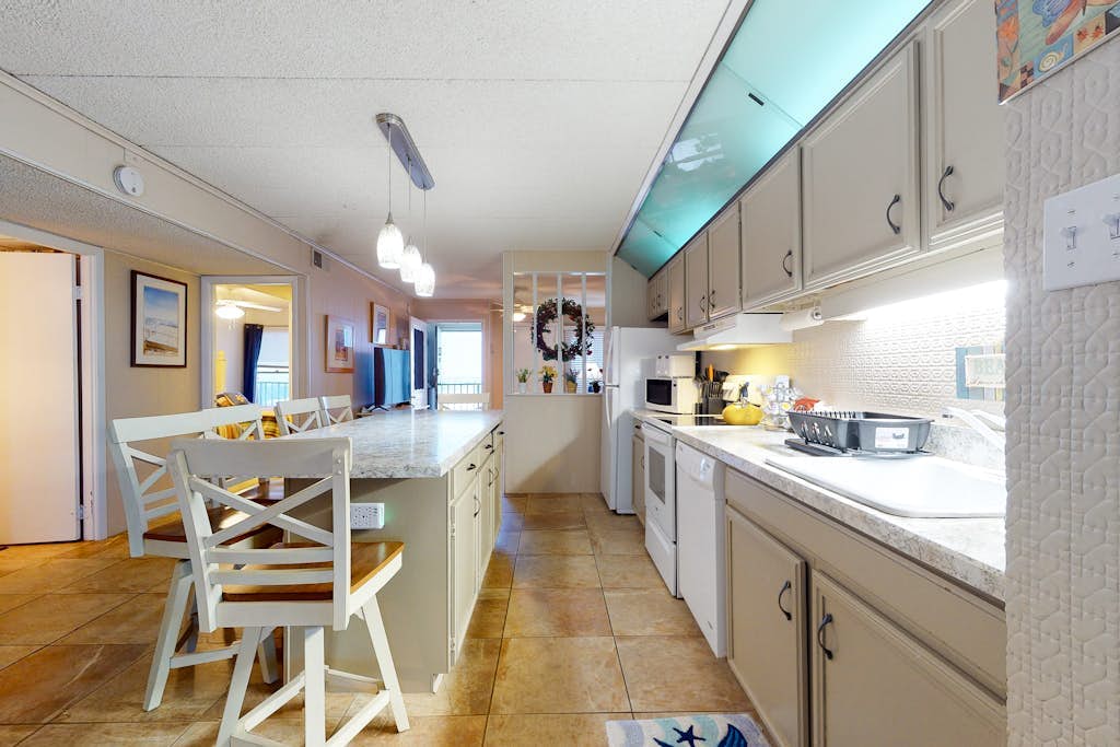 Oceanfront condo with balcony, central AC, WiFi, laundry & shared heated pool