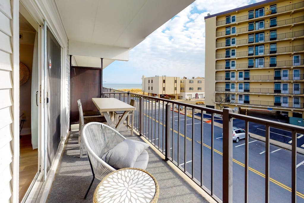 Freshly Renovated Ocean Block Condo w/ Balcony, Partial Ocean View, AC & WiFi